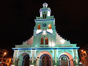 Archivo:Iglesia de Turi iluminada con todo su esplendor