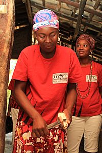 Archivo:Instrument rudimentaire pour réduire le manioc en farine