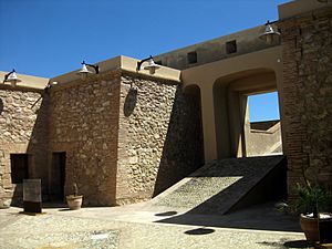 Archivo:Interior del Castillo dcl Nazareno en Garrucha