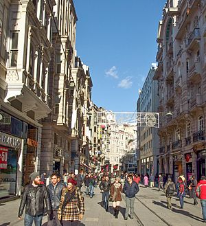 Archivo:Istiklal Avenue in Istanbul - Turkey
