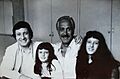José Pablo Feinmann junto a sus hijas y al actor Federico Luppi en el set de Ultimos Dias de la Victima, de Adolfo Aristarain (1981)
