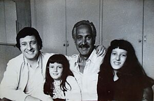 Archivo:José Pablo Feinmann junto a sus hijas y al actor Federico Luppi en el set de Ultimos Dias de la Victima, de Adolfo Aristarain (1981)