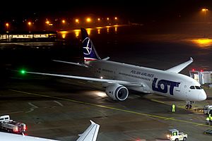 Archivo:LOT Polish Airlines Boeing 787-8 (SP-LRB) at Hannover Airport (2)