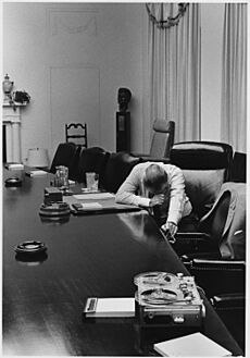 Archivo:Lyndon B. Johnson listens to Charles Robb tape 29-2712M original