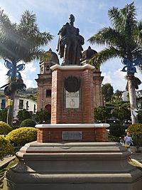 Archivo:Monumento a Córdova en el parque principal de Concepción - 02