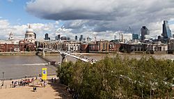 Archivo:Orilla Norte del Támesis desde Tate Modern, Londres, Inglaterra, 2014-08-11, DD 119