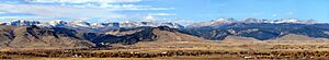 Archivo:Panorama of Buffalo, Wyoming at the base of the Bighorn Mountains