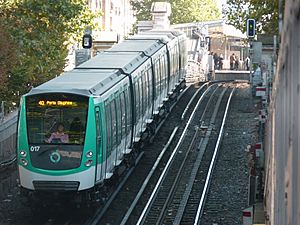 Archivo:Paris Metro Barbès - Rochechouart MF 01