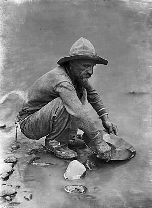 Archivo:Placer miner on the Colorado River near Lees Ferry, ca.1930 (CHS-4707) (cropped)