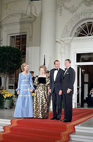 Archivo:President Ronald Reagan and Nancy Reagan greet King Juan Carlos I and Queen Sophia of Spain