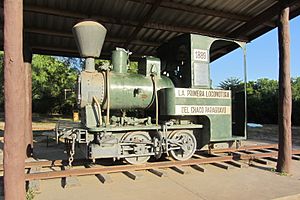 Archivo:Primera locomotora utilizada en el Chaco Paraguayo (Parque Ruedas Pioneras, Filadelfia).