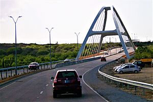 Archivo:Puente de Spaans Lagoen, que une Oranjestad con San Nicolás.