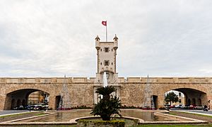 Archivo:Puerta de Tierra, Cádiz, España, 2015-12-08, DD 01