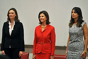 Archivo:Queen Silvia, Maria do Rosário and Manuela d`Ávila in Brazil 2011-05-19 (01)