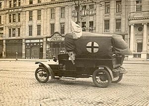 Archivo:Red Cross Ambulance during Irish Civil War