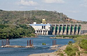 Archivo:Rio Lempa Presa Enero 2011