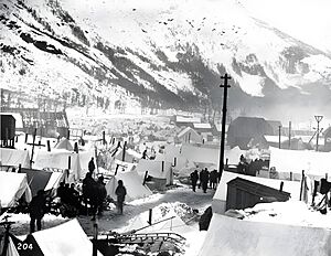 Archivo:Sheep Camp, Chilkoot Pass, Alaska April 1898 (HEGG 660) upscayl 3x realesrgan-x4plus