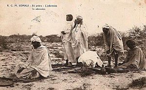 Archivo:Sheikh Bashir praying