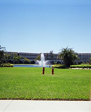 Archivo:T-Rex Technology Center Fountain