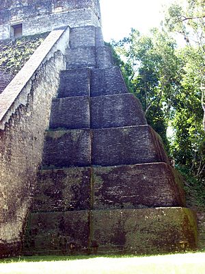 Archivo:Tikal Temple V northwest corner 1