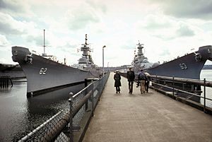 Archivo:USS Missouri (BB-63) and USS New Jersey (BB-62) mothballed