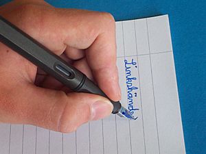 Archivo:Unverkrampfte Stifthaltung bei Linkshändern
