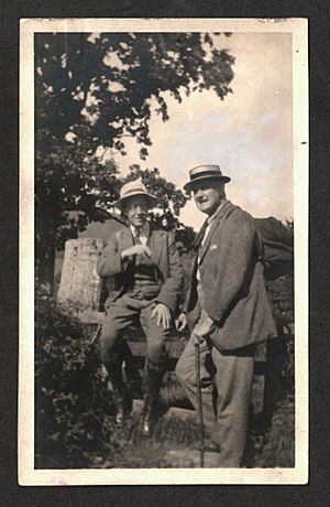 Archivo:Vaughan Williams and Holst walking in the Malvern Hills 1921