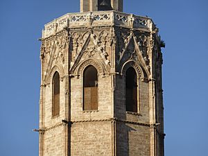 Archivo:Ventanales de la sala de campanas de la torre del Miguelete o Micalet, de la catedral de Valencia, España