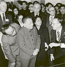 Archivo:Visit of Chinese Vice Premier Deng Xiaoping to Johnson Space Center - GPN-2002-000077