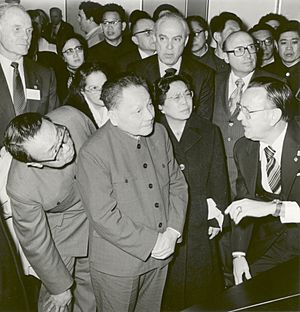 Archivo:Visit of Chinese Vice Premier Deng Xiaoping to Johnson Space Center - GPN-2002-000077
