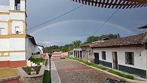 Archivo:Vista de arcoiris Plaza Tambla