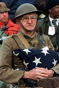 Archivo:World War I veteran Joseph Ambrose, 86, at the dedication day parade for the Vietnam Veterans Memorial in 1982
