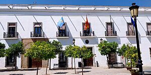 Archivo:Zafra - Plaza del Pilar Redondo, Ayuntamiento 1