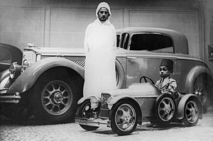 Archivo:السلطان محمد الخامس مع ابنه الحسن الثاني