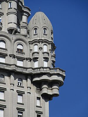 Archivo:2016 Balcones del Palacio Salvo de Montevideo
