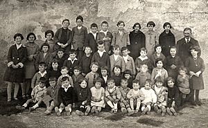 Archivo:21 El Maestro D. José Casi y escolares 1925 ca