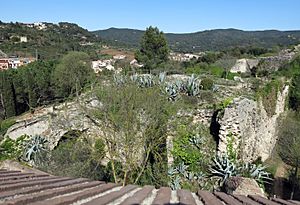 Archivo:304 Restes de la torre Gironella des de la torre del Telègraf (Girona)
