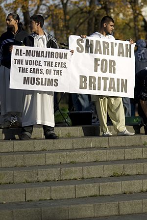 Archivo:A public demonstration demanding Sharia in Britain