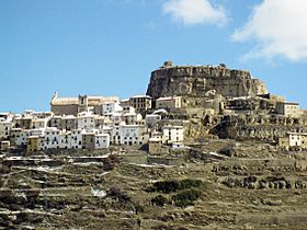 Ares, amb la mola del Castell (I).jpg
