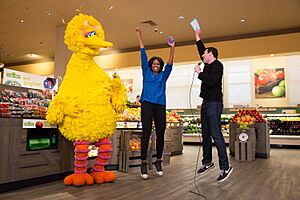 Archivo:Big Bird, Billy Eichner, and Michelle Obama (22122974910)
