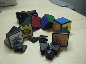 Archivo:Broken Rubik's Cube
