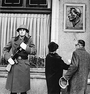 Archivo:Bundesarchiv Bild 183-H1106-0026-001, Berlin, Namensgebung Richard-Sorge-Straße