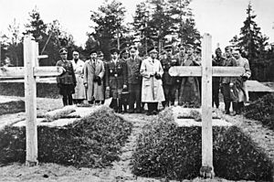 Archivo:Bundesarchiv Bild 183-J15385, Katyn, Öffnung der Massengräber, Gräber polnischer Generale