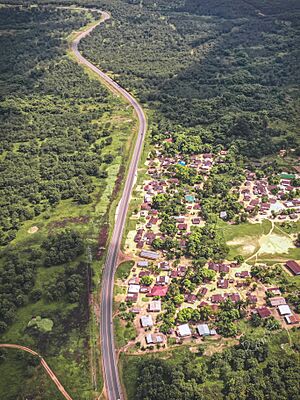 Archivo:Cookies Town, Monrovia - kakata highway; Montserrado