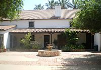 Archivo:Courtyard at Romulo Pico Adobe, Mission Hills