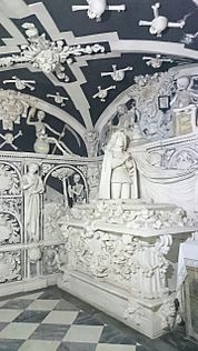 Archivo:Cripta del Santuario de la Victoria