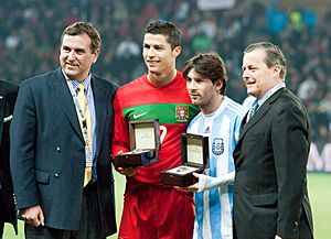 Archivo:Cristiano Ronaldo (L), Lionel Messi (R) – Portugal vs. Argentina, 9th February 2011 (1)
