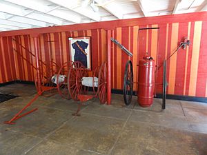 Archivo:DSC01925 - Vista parcial antiguo equipo para combaitir fuego en el Museo del Parque Bombas, Ponce, Puerto Rico