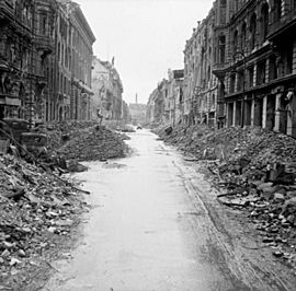 Archivo:Destruction in a Berlin street
