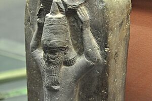 Archivo:Detail of a stone monument of Ashurbanipal II as a basket-bearer. 668-655 BCE. From the temple of Nabu at Borsippa, Iraq, currently housed in the British Museum